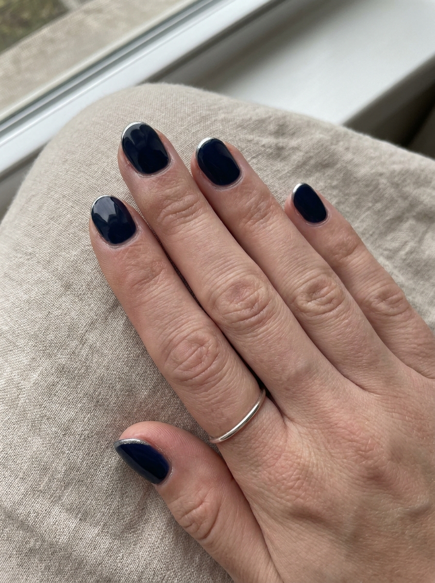 Navy mit Silver Micro French als Dunkelblaue Nägel Ideen Inspiration 2026